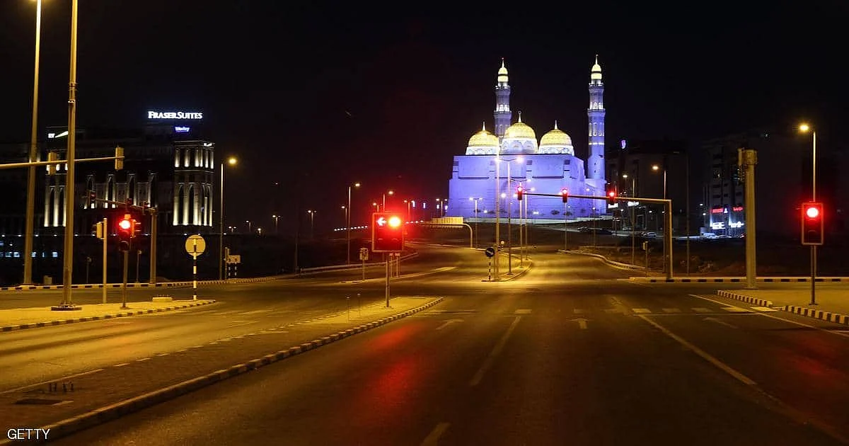 ارتفاع إصابات "كورونا" يضطر سلطنة عمان إلى إعادة فرض حظر التجول
