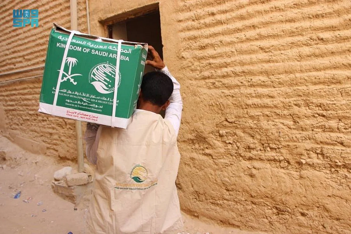 "إغاثي الملك سلمان" يوزِّع 36 طنًّا من السلال الغذائية في حضرموت