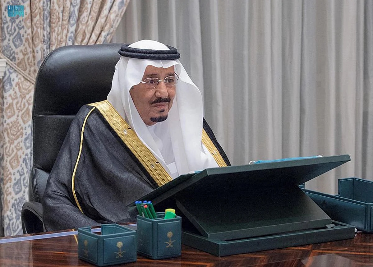 "سبق" في أسبوع: الملك يوافق على تمديد فترة تصحيح "التستر".. والسماح بعودة المقيمين المتلقين جرعتَيْ اللقاح