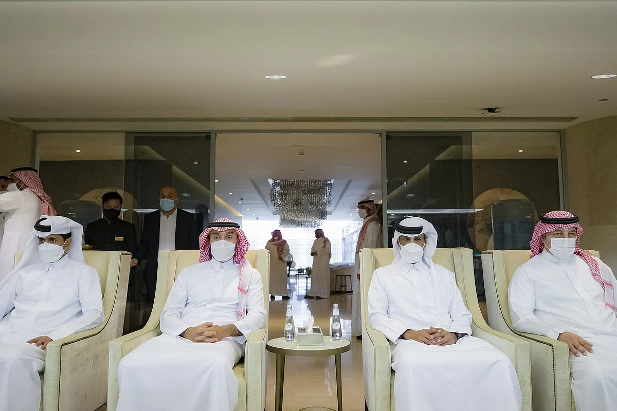 "الفيصل" ورئيسا الاتحاد القطري وباريس يتابعون مباراة الأخضر واليابان