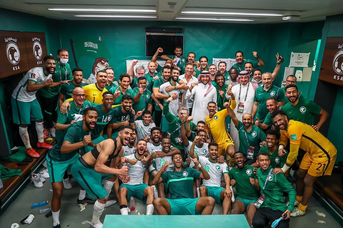 وزير الرياضة "الفيصل" يبارك للاعبي الأخضر الفوز على اليابان: ألف مبروك تستاهلون يا أبطال