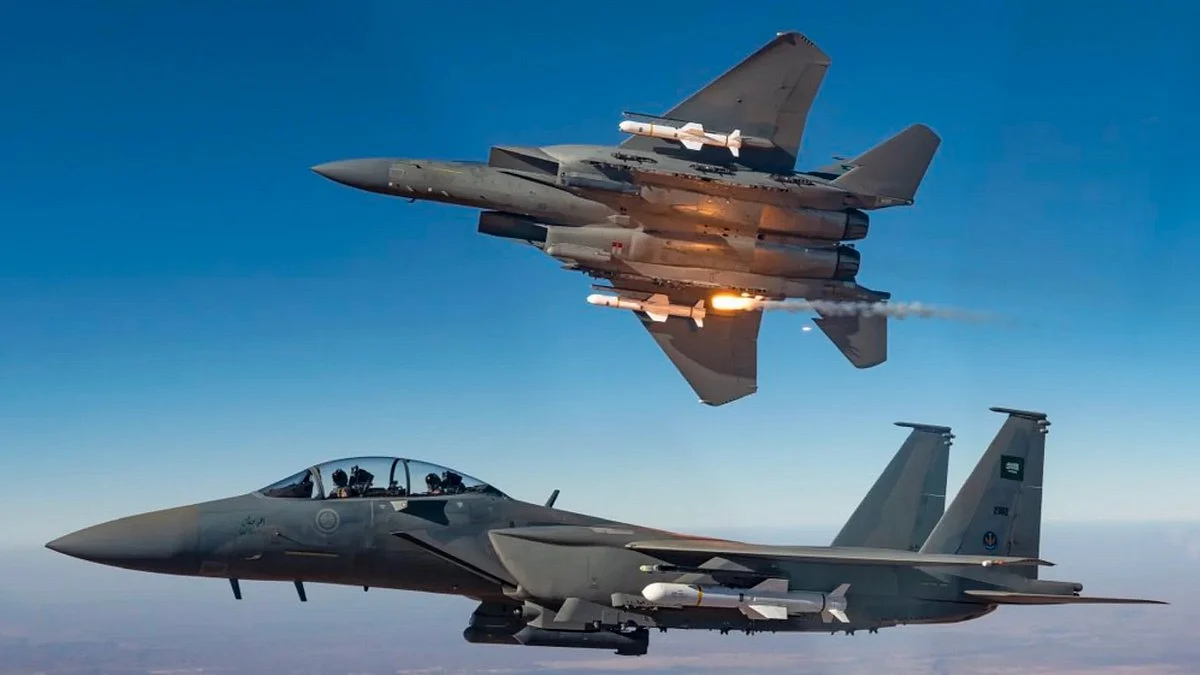 كيف طوَّرت السعودية سلاحًا فتاكًا بدمج مقاتلات F-15 وصواريخ هاربون؟