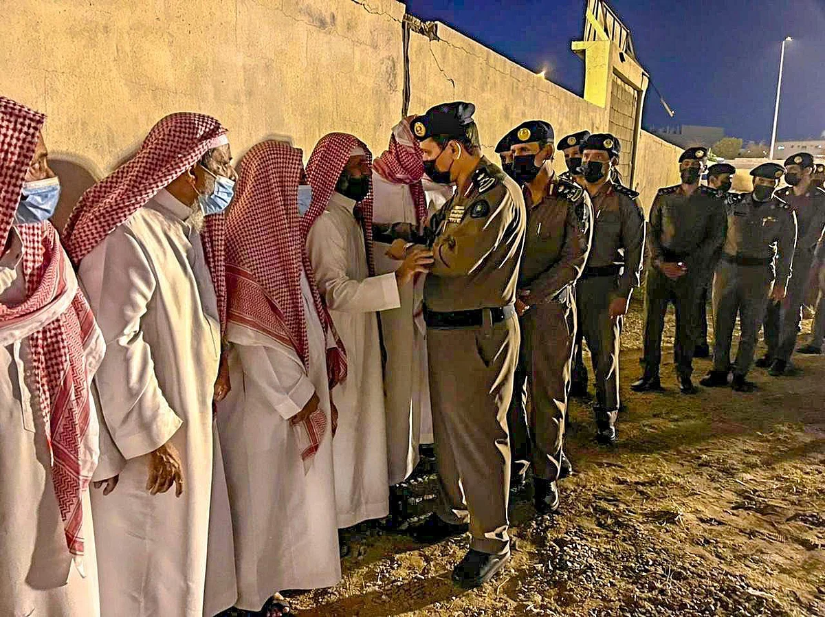 مدير "مدني مكة" ينقل تعازي وزير الداخلية لذوي الشهيد "العصيمي"