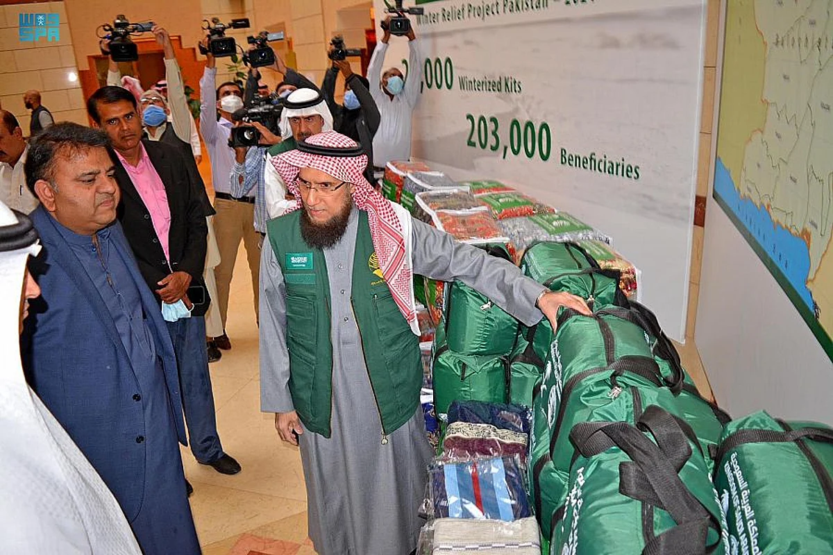 بالصور.. مركز الملك سلمان للإغاثة يدشن مشروع توزيع الكسوة الشتوية في باكستان