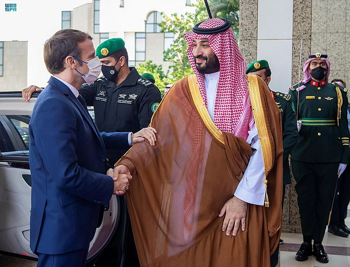 بالصور .. ولي العهد والرئيس الفرنسي يستعرضان العلاقات الثنائية ومجالات الشراكة ومستجدات الأوضاع بالمنطقة