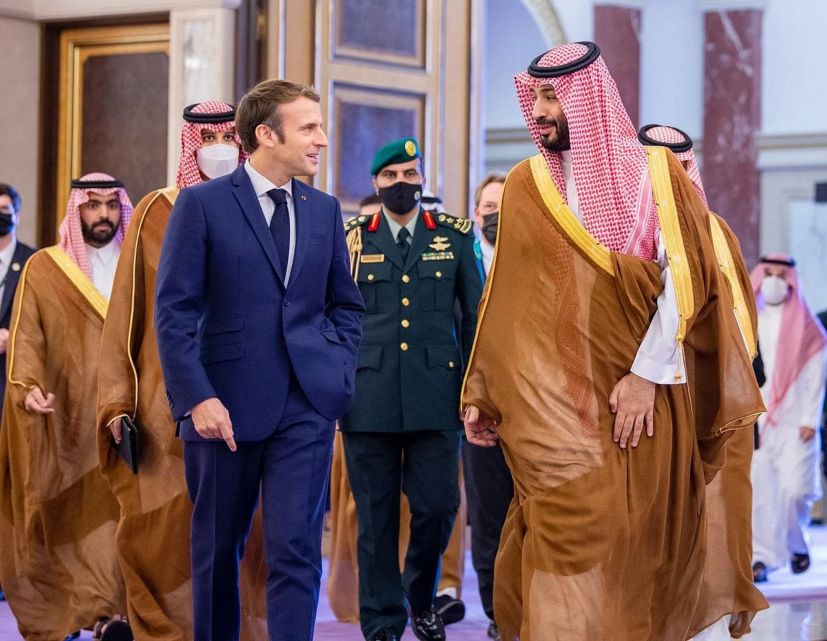 البيان المشترك لزيارة الرئيس ماكرون إلى السعودية: توقيع اتفاقيات واستثمارات مشتركة.. والتشديد على تعزيز العلاقات الثنائية