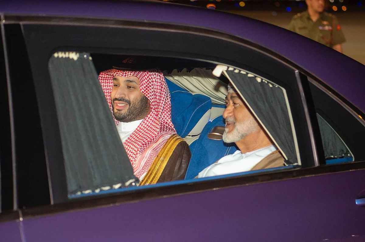 بالصور.. ولي العهد يصل مسقط وفي مقدمة مستقبليه جلالة السلطان هيثم بن طارق سلطان عُمان