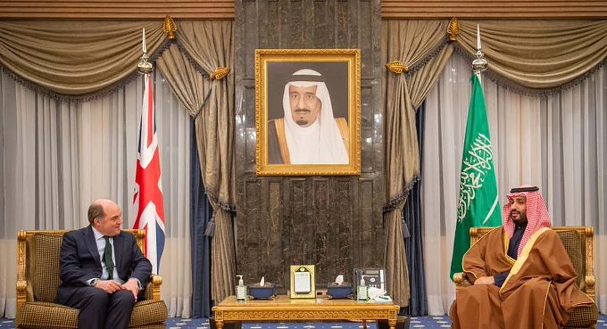 ولي العهد يبحث مع وزير الدفاع البريطاني سُبل التعاون المشترك بين البلدَيْن