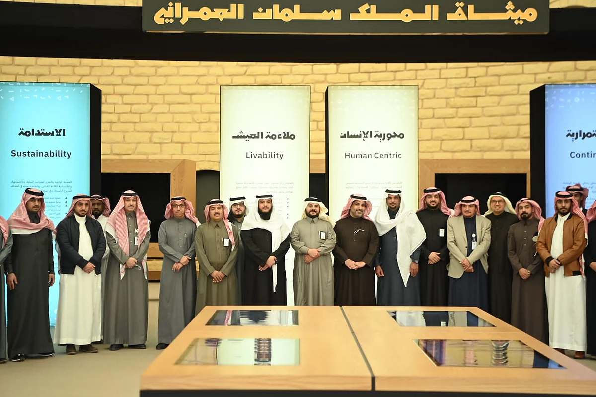 "الخريف" يزور معرض ميثاق الملك سلمان العمراني