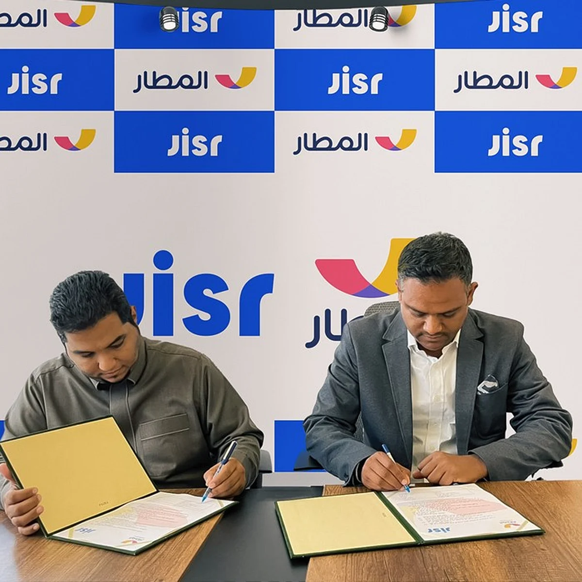 10 خدمات في مكان واحد "الجسر وتطبيق المطار" شراكة إستراتيجية لخدمة الموظفين في الدولة