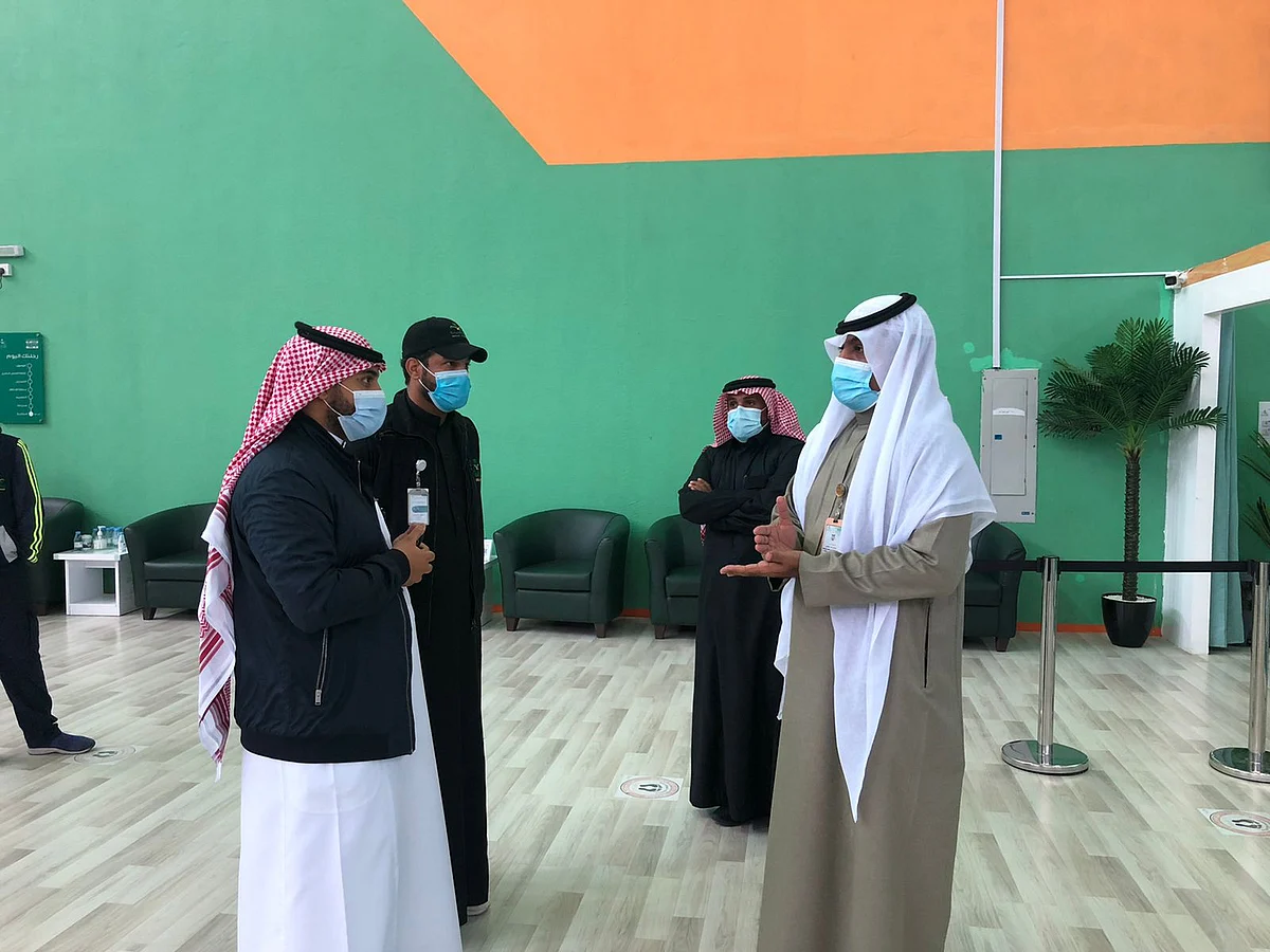 "القحطاني" يقف على سير العمل بمركز اللقاح بالطائف