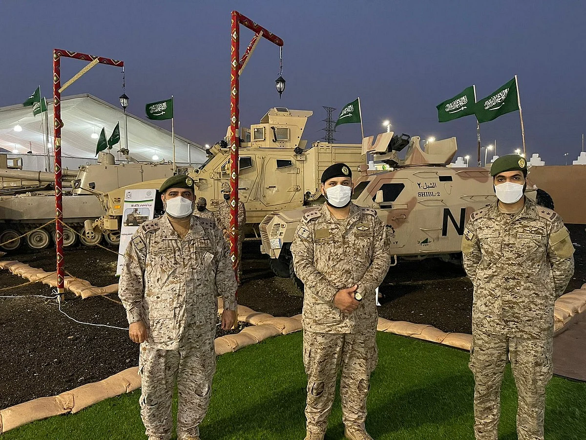 عربة الشبل 2 والأوشكوش والهاوتزر والدبابة الإبرامز.. تعرَّف على معدات القوات البرية