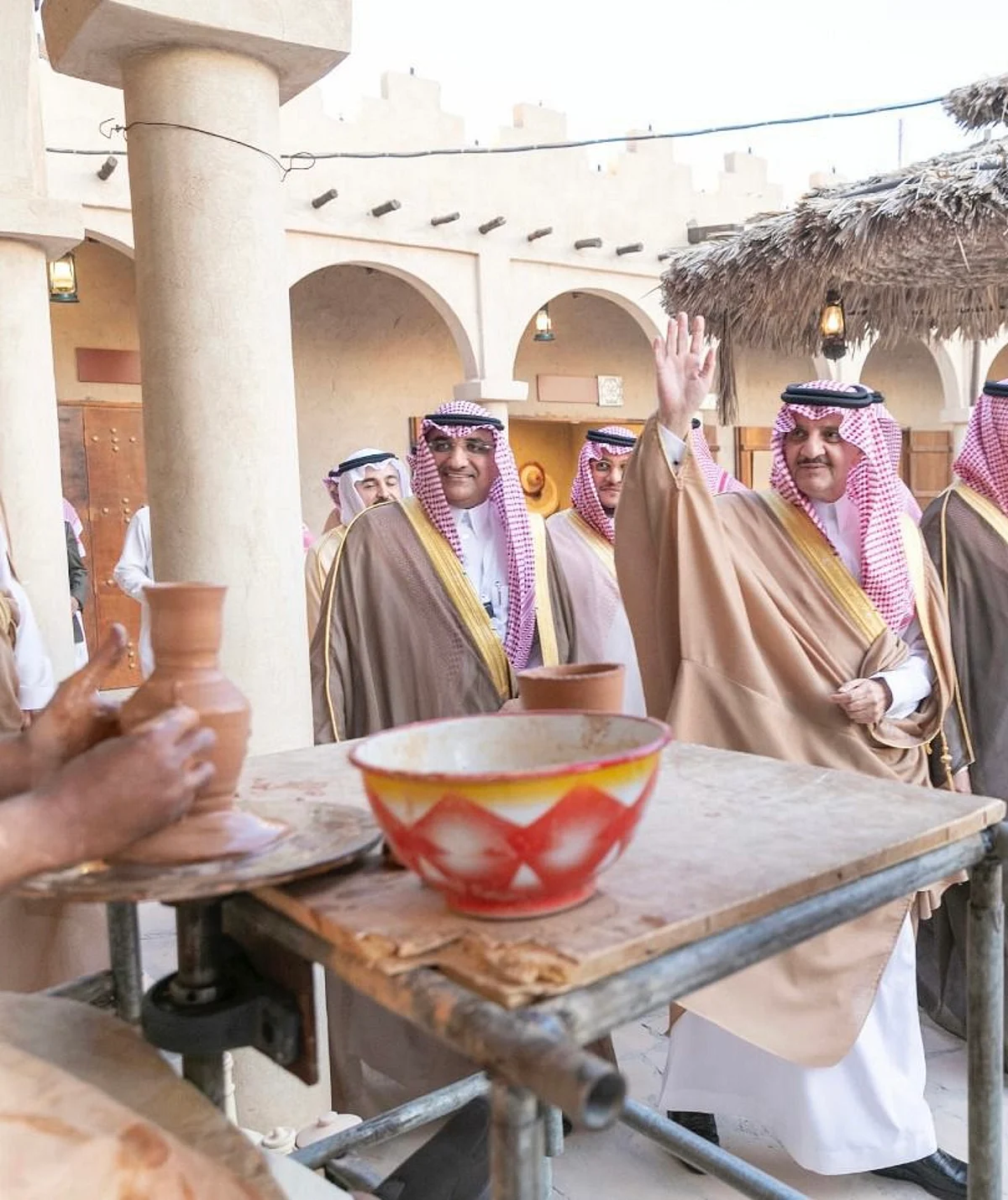 شاهد.. هكذا تحية الود المتبادلة بين سعود بن نايف وأهالي الشرقية.. سلمت يمناك