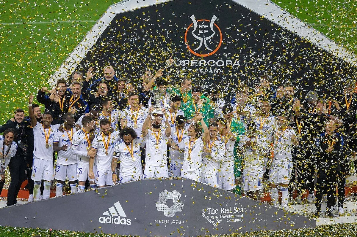 على حساب "بيلباو".. وبهدفَيْ "لوكا مودريتش" و"كريم بنزيما".. ريال مدريد يُتوَّج بكأس السوبر الإسباني