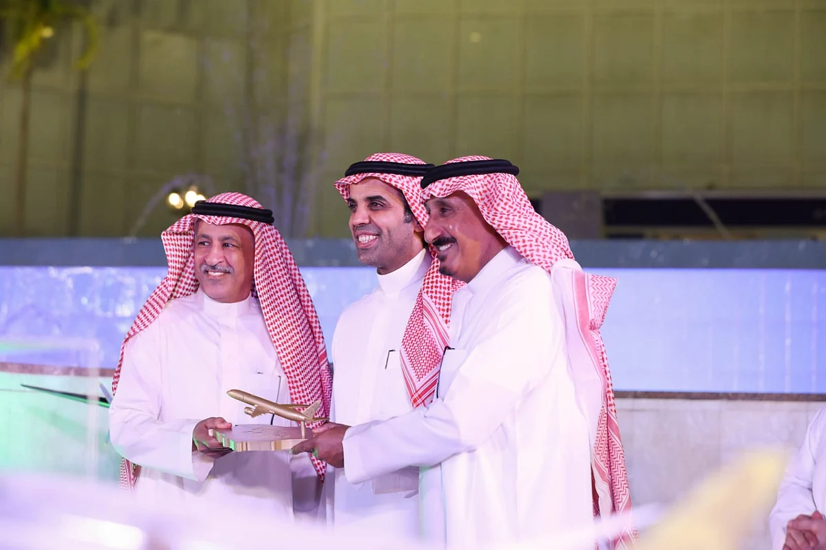 مدير الخطوط السعودية يكرّم "العلومي" مدير تحرير "أهلاً وسهلاً"