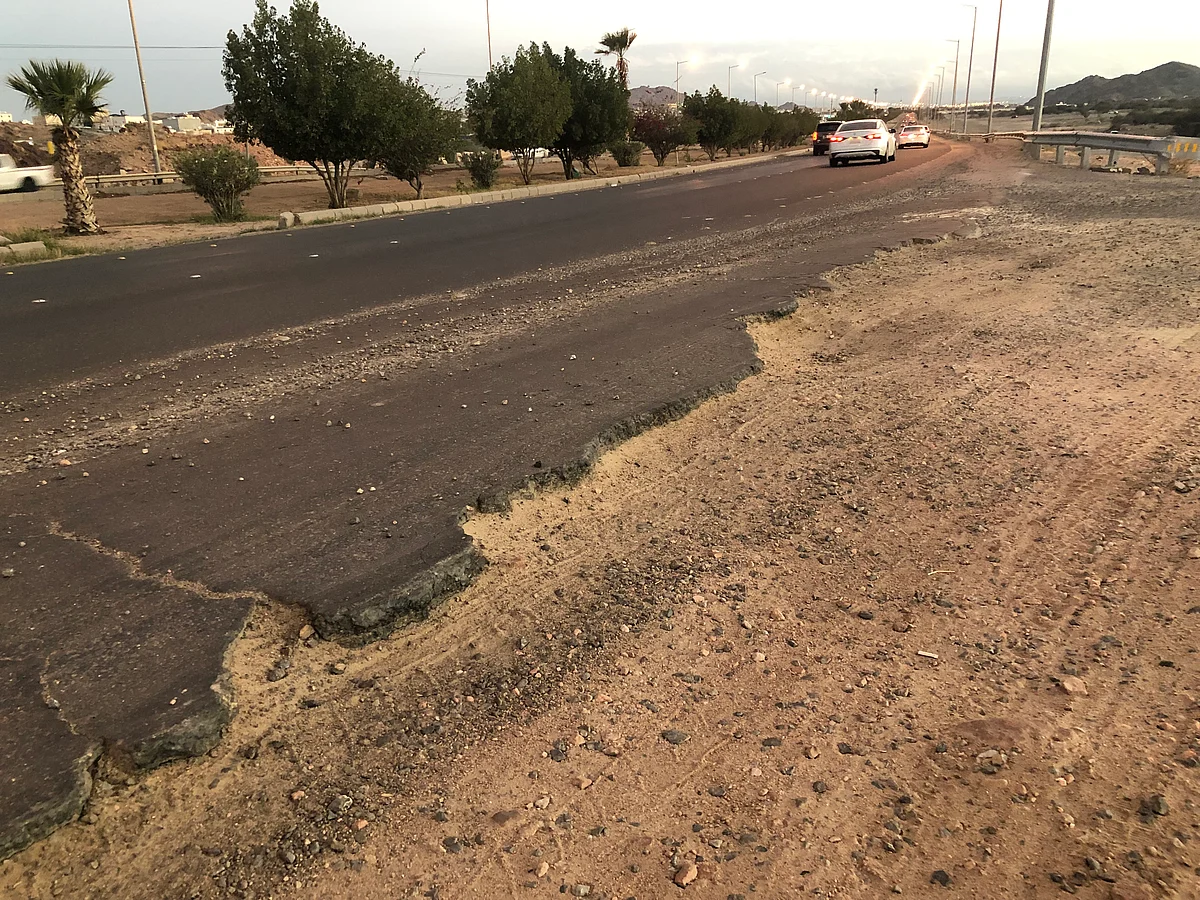 مواطنون يشتكون تهالك الإسفلت بطريق السيل السريع بالطائف.. ومَطالب بحل عاجل