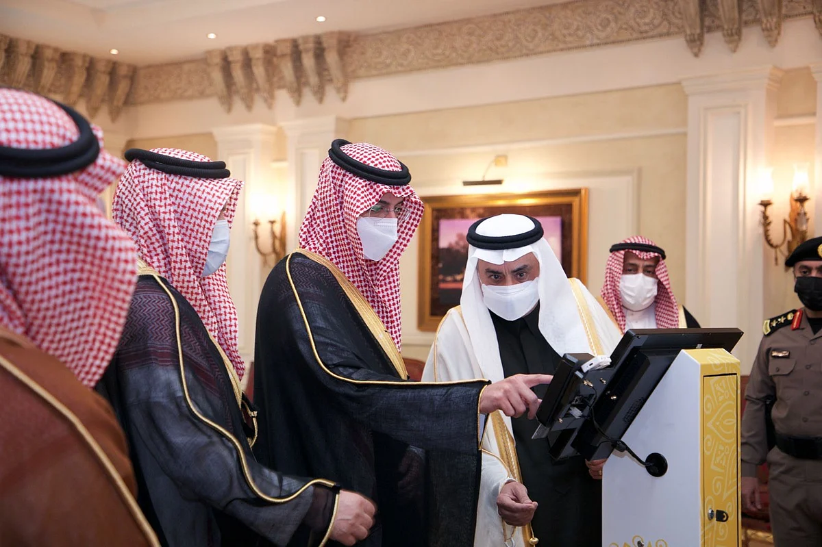 "سعود بن عبدالله" يدشِّن أجهزة الخدمة الذاتية والمنصة الإلكترونية لـ"بر جدة"