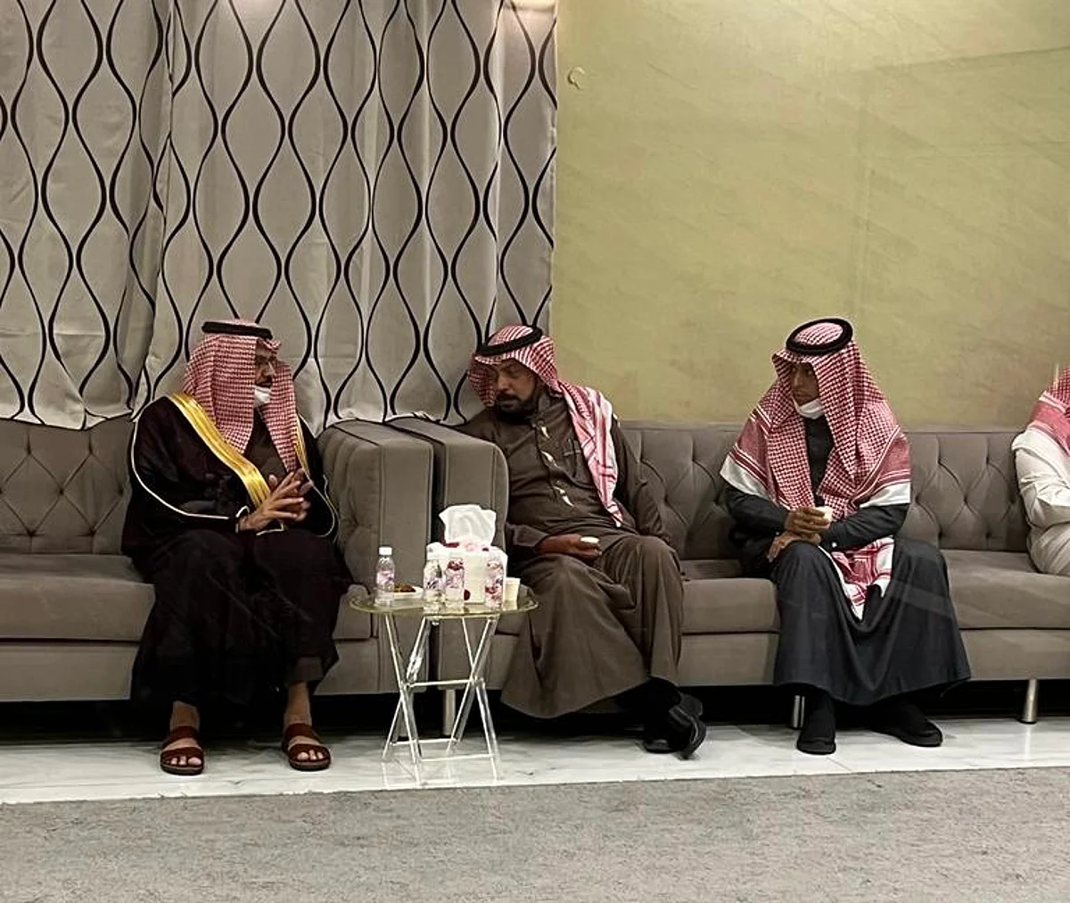 وكيل محافظة الطائف يقدم واجب العزاء في وفاة الأديب "العبادي"