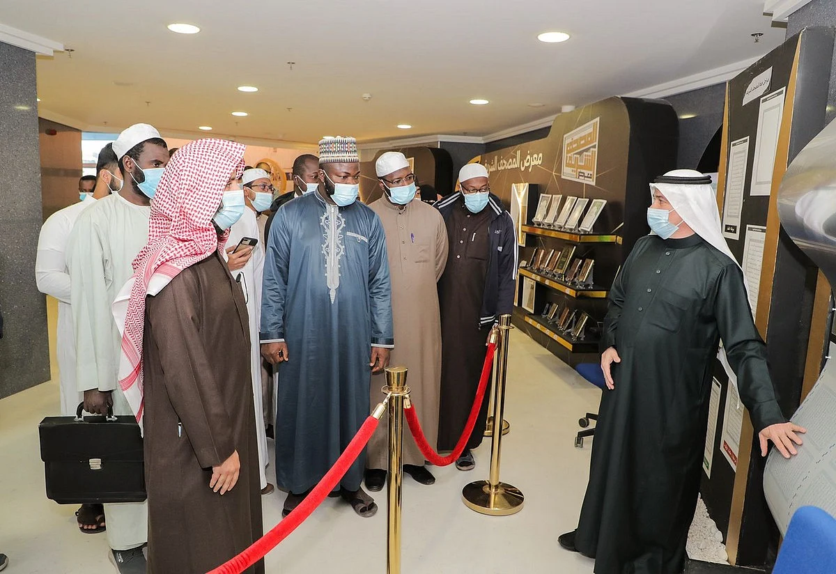 بالصور.. طلاب المنح بجامعة الإمام يزورون معرض المصحف الشريف في مقر الإسلامية بالرياض