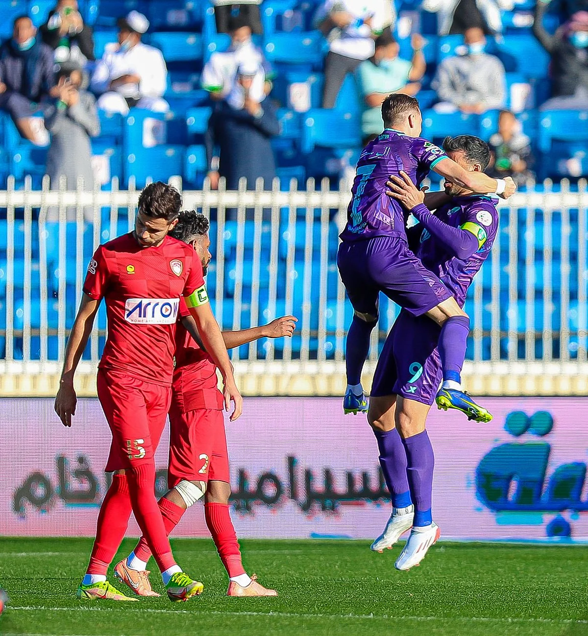 بركلة جزاء نفّذها "السومة".. "الأهلي" يلحق بالتعادل أمام "ضمك"