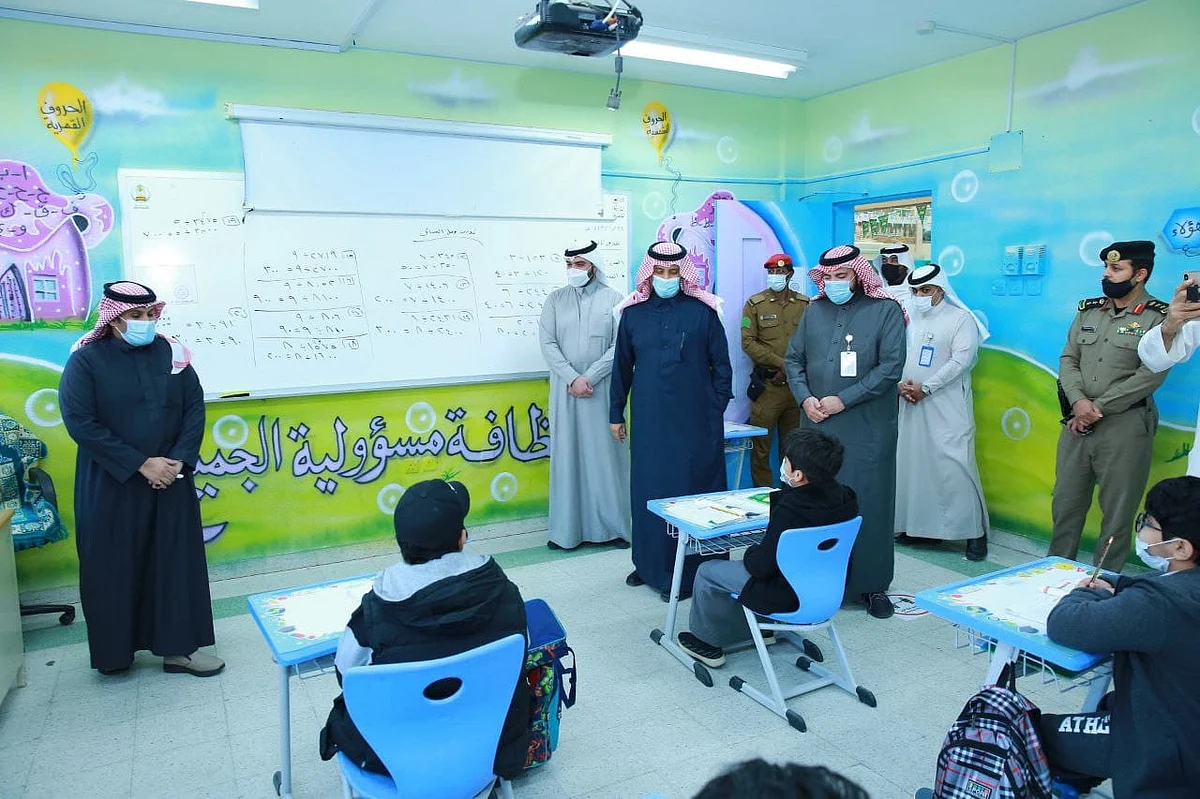 شاهد.. محافظ المجمعة يشارك فرحة العودة الحضورية لطلاب الابتدائي ورياض الأطفال