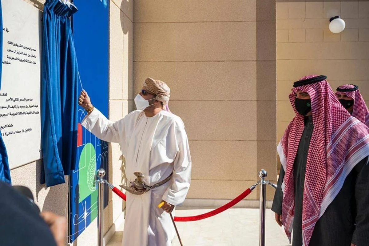 وزير الداخلية ونظيره العُماني يتفقدان منفذ الربع الخالي الحدودي الرابط بين البلدين