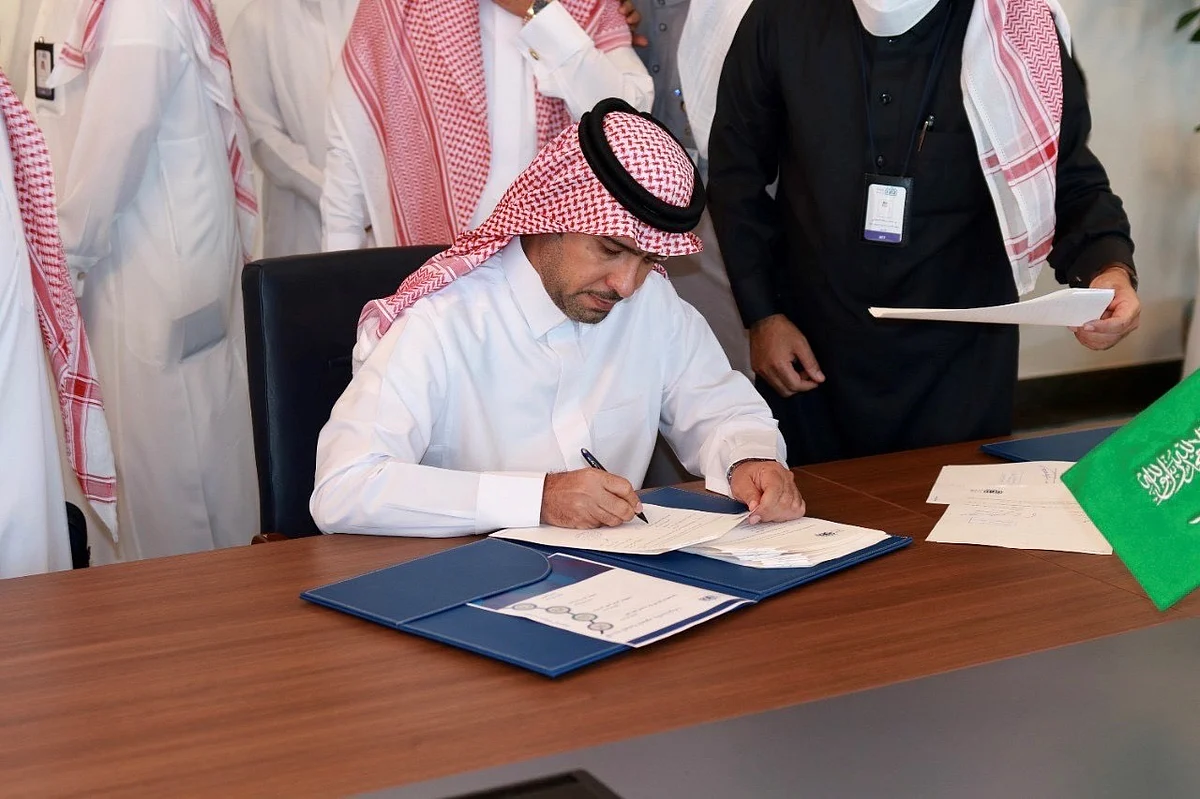 وزير الشؤون البلدية يوقع عقد تخفيض منسوب المياه السطحية وتصريف الأمطار لحي طيبة بجدة
