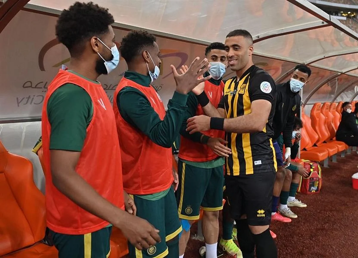مصافحة وأجواء ودية بين "حمدالله" ولاعبي "النصر"