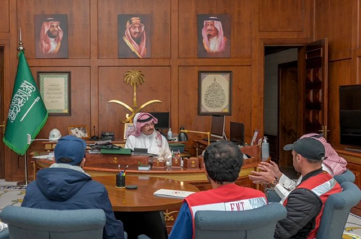 شاهد.. "تركي بن طلال" يبحث تغطية الإسعاف الجوي لمناطق عسير الطرفية