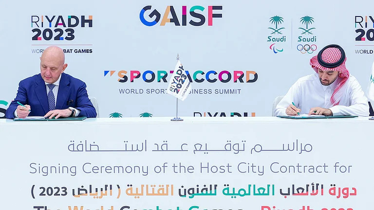 وزير الرياضة "الفيصل" يوقّع استضافة sabq/2022-04/41e