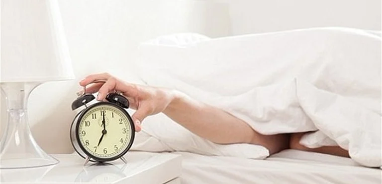 تنام ساعات وتصحو متعبًا؟ أسباب sabq/2022-07/4ec