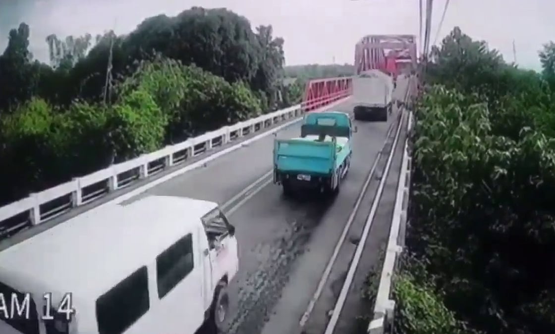 فيديو مأساوي.. كيف تسبّب خطأ سائق في انهيار جسر بالفلبين؟