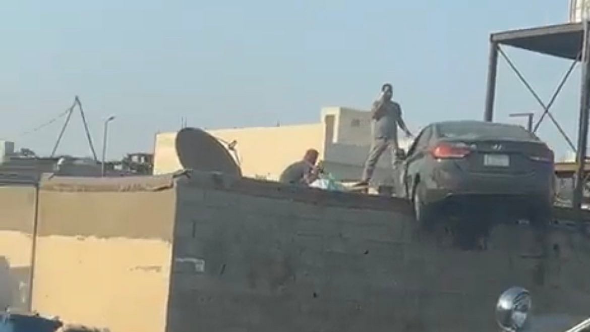 آخرها “سيارة على سطح منزل”.. هنا قصص لحوادث مرورية أثارت الدهشة