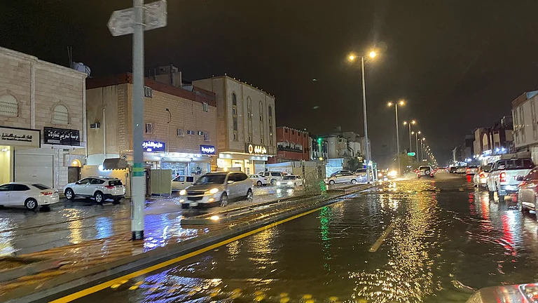 عواصف رعدية وأمطار وانعدام للرؤية.. sabq/2022-12/7ce