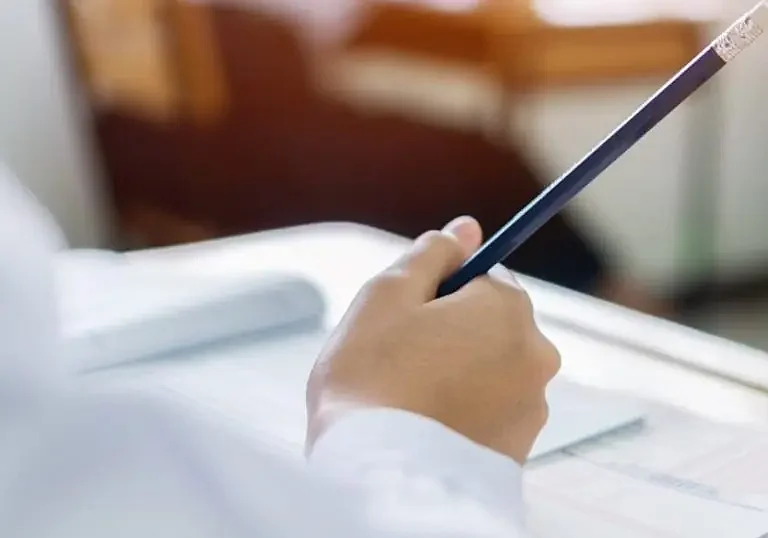 "مافيا" الثانوية بالكويت.. استخراج سماعة sabq/2023-01/b57