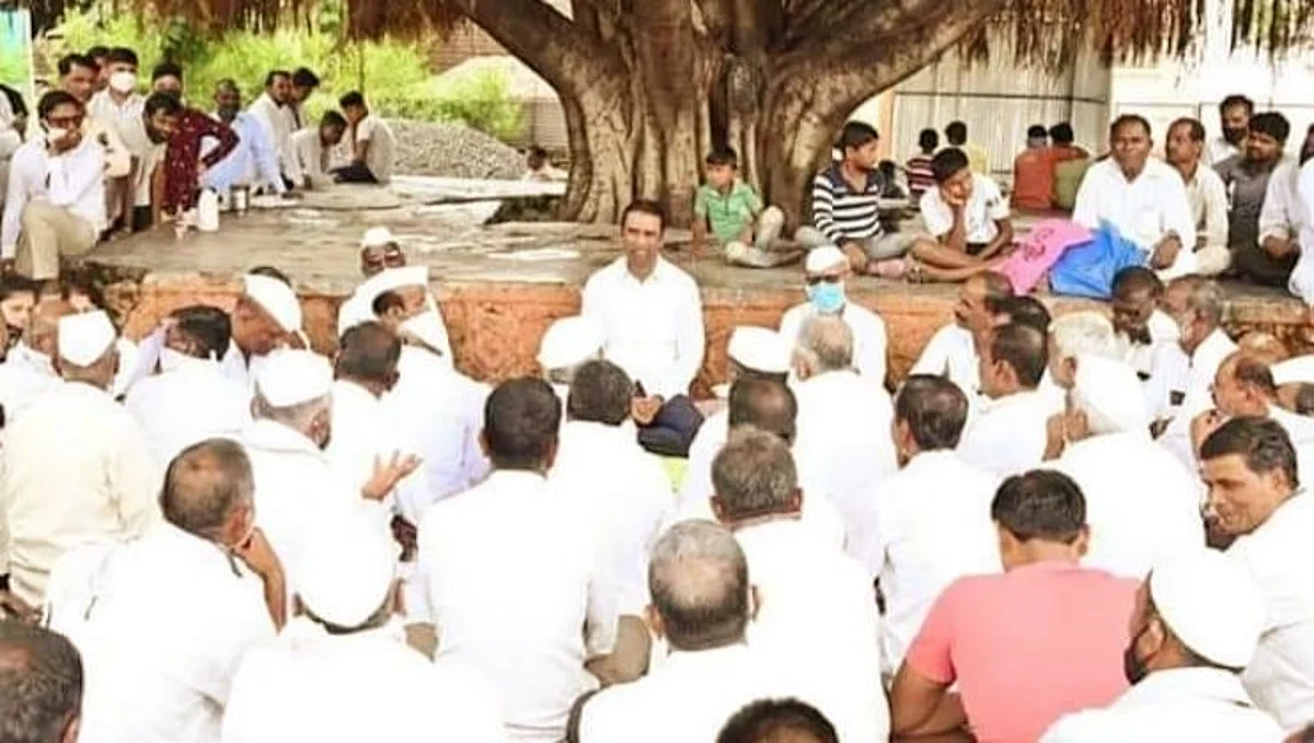 मंत्री शंकरराव गडाख पारावरच्या गप्पात झाले दंग...