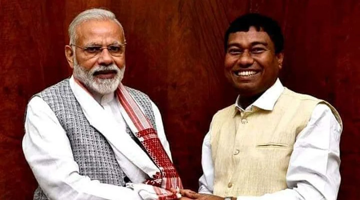 लोकांना फुकट कोरोना लस दिल्यानेच पेट्रोल महागले; पेट्रोलियम मंत्र्यांचा जावईशोध
