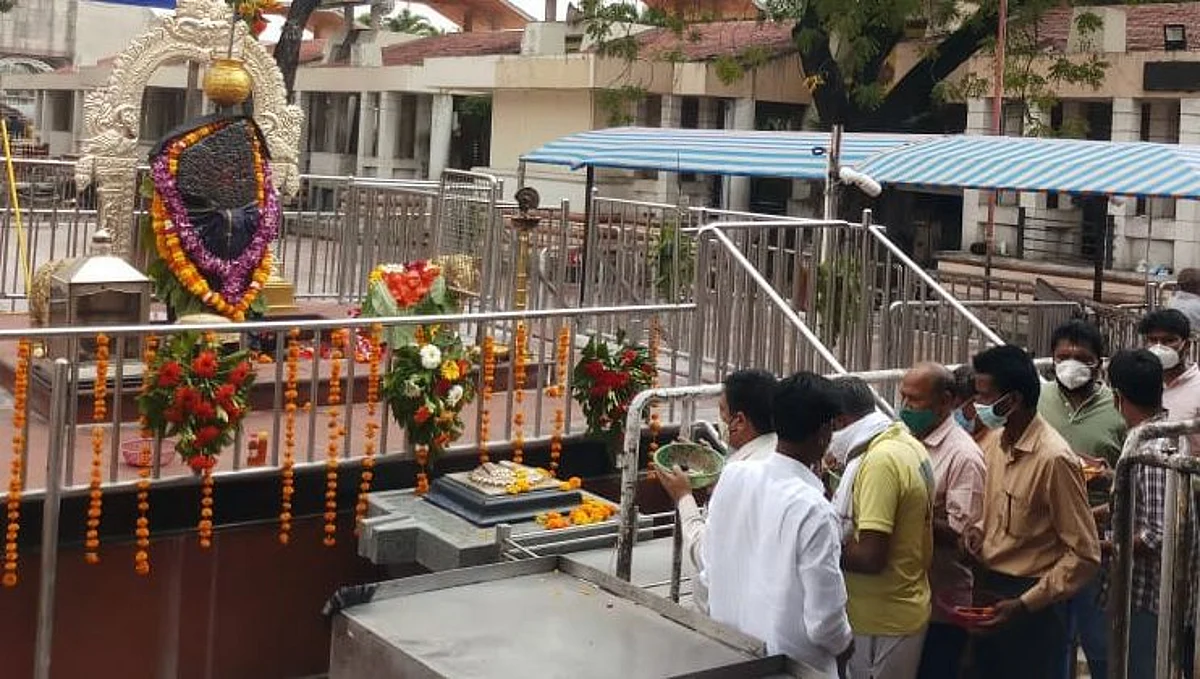 दीड वर्षानंतर घुमला शनिदेवाचा जयघोष
