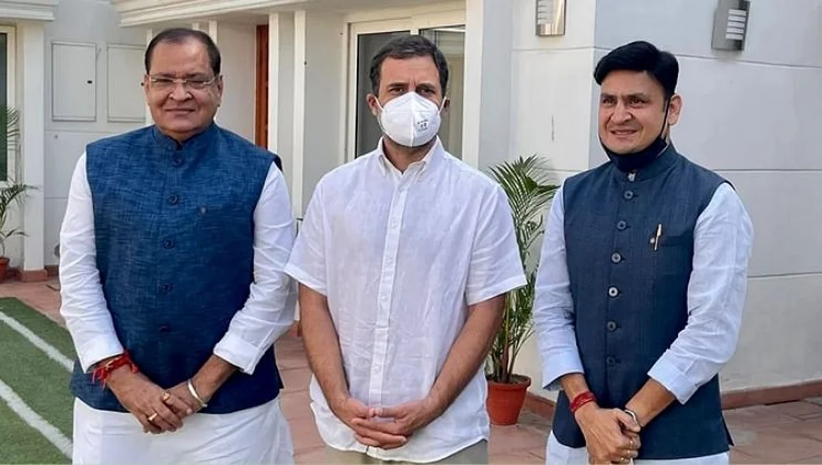 भाजपला मोठा झटका; कॅबिनेट मंत्र्याचा आमदार मुलासह काँग्रेसमध्ये प्रवेश