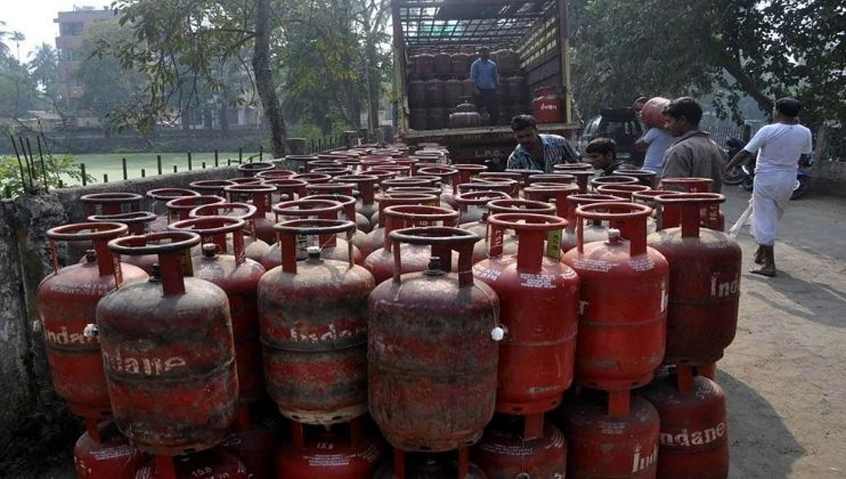 मोदी सरकारकडून दणका; घरगुती गॅस सिलिंडर पुन्हा महागला