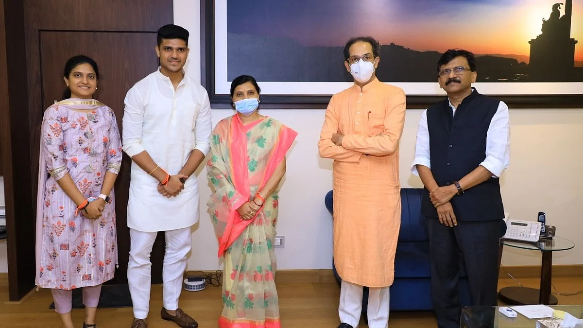 ठाकरेंची जोरदार खेळी : डेलकर कुटुंबियांचा सेनेत प्रवेश; भाजपला थेट आव्हान