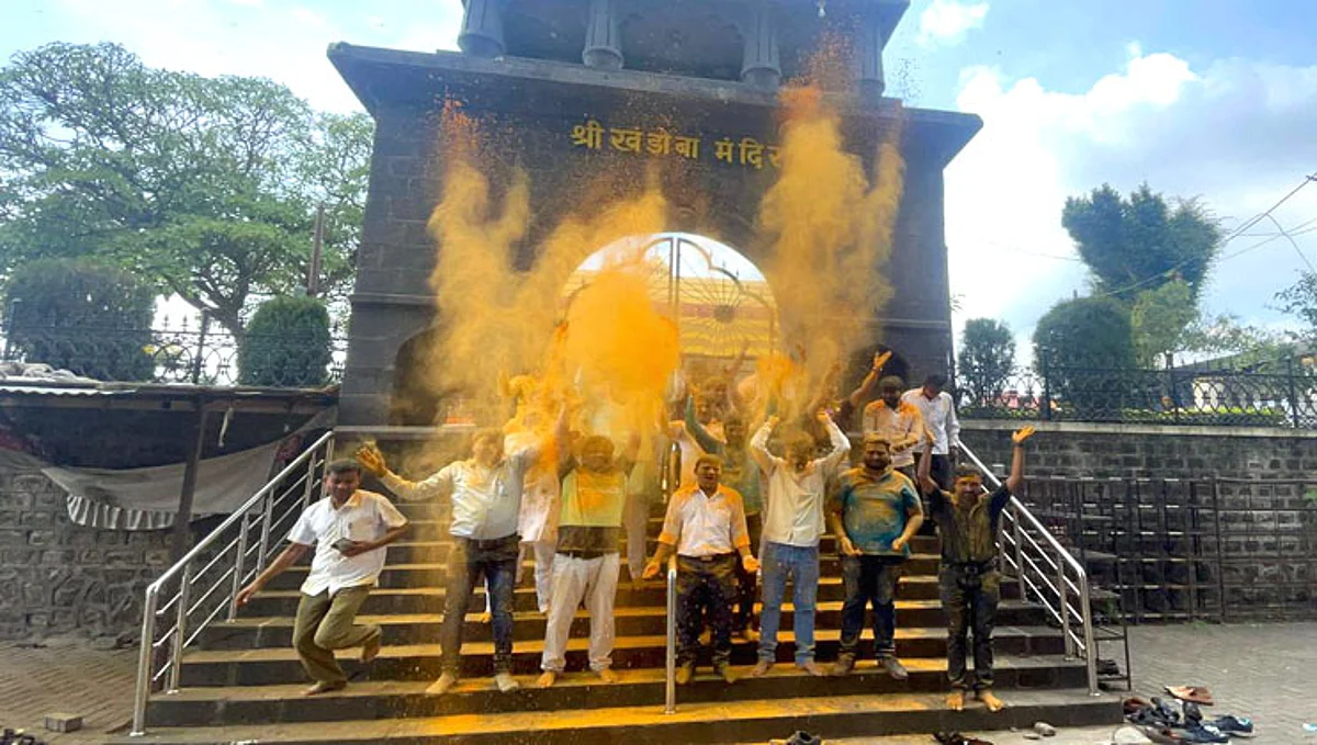 मंदिरे उघडली अन् मनसे सैनिकांनी भंडारा उधळीत केली महाआरती...