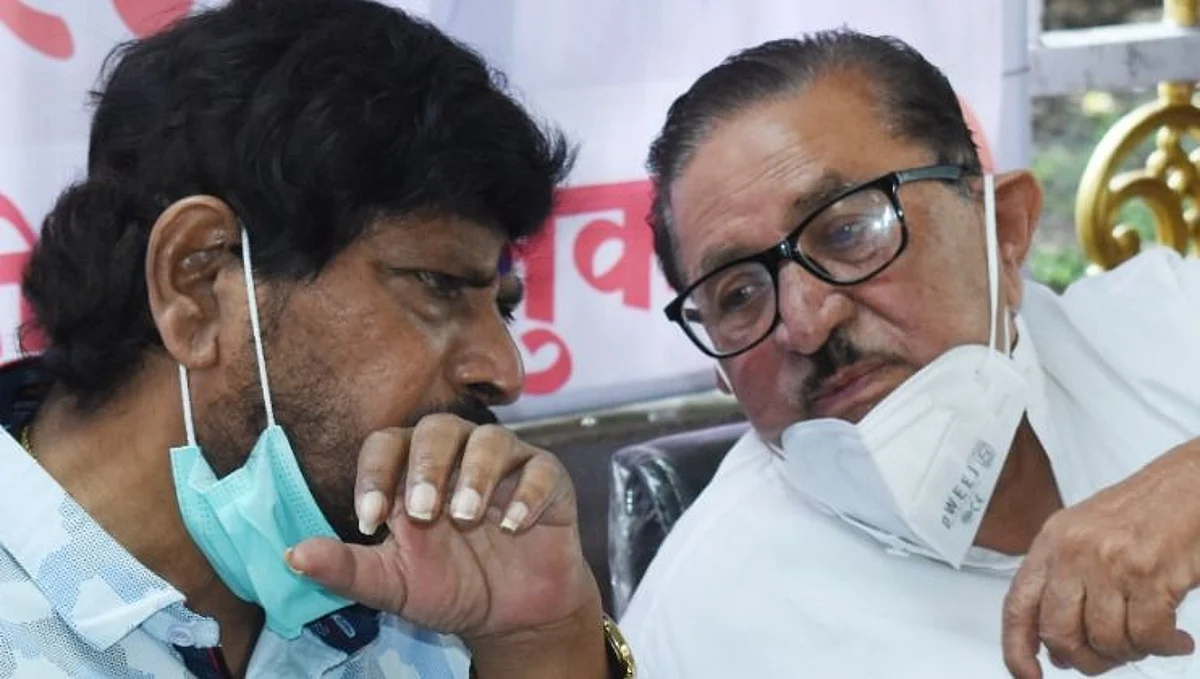 रामदास आठवलेंनी पिचडांना हळूच कानात विचारले...