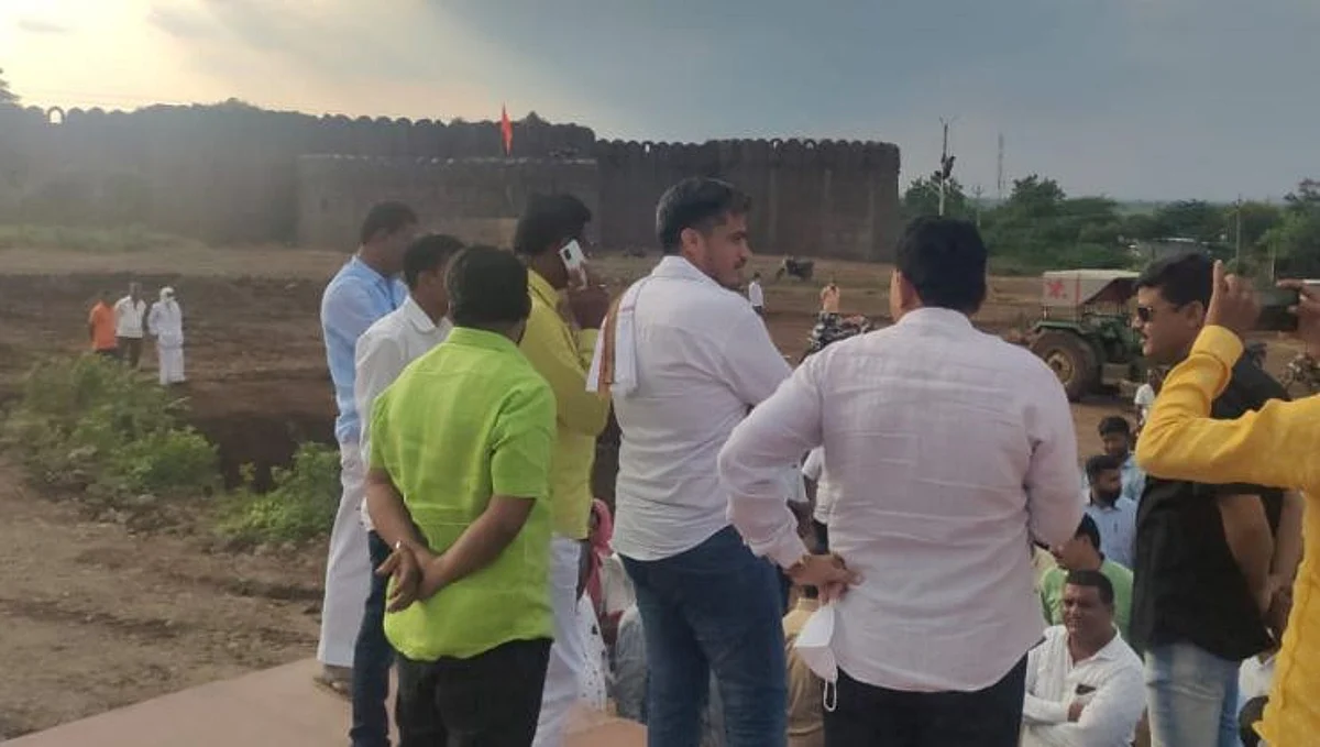 विक्रमी स्वराज्य ध्वज उभारणीसाठी खर्डा किल्ला झाला सज्ज : रोहित पवारांनी केली पाहणी