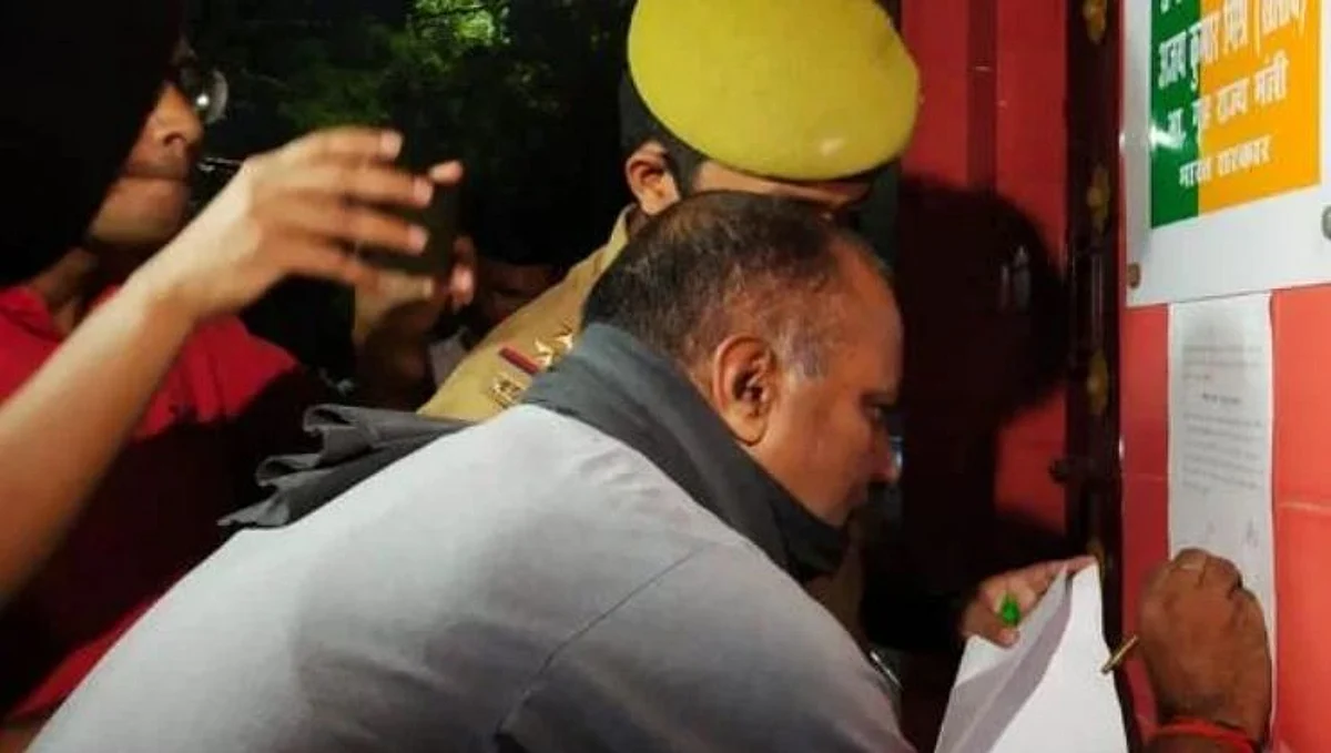 पोलिसांनी थेट केंद्रीय मंत्र्याच्या घरावरच चिकटवली नोटीस