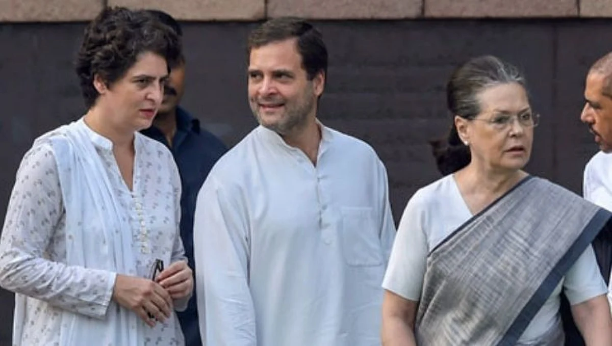 गांधी परिवारावर बॉम्ब टाकणाऱ्या प्रवक्त्याला काँग्रेसनं दाखवला थेट घरचा रस्ता