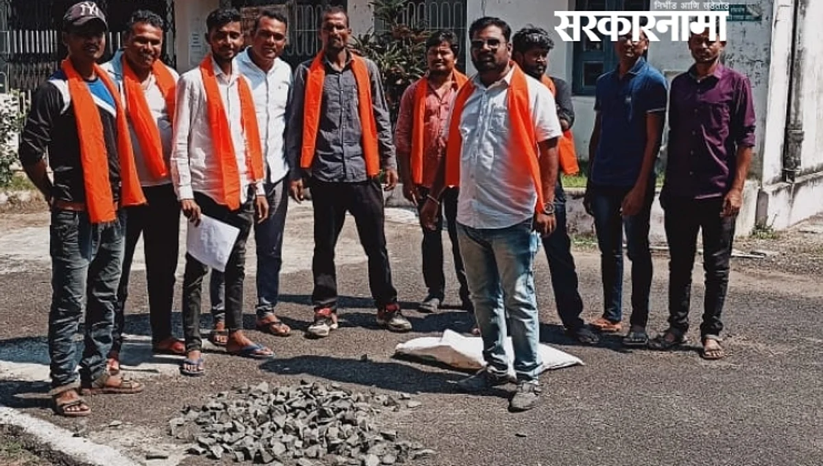 खड्डे बुजवता, की आंदोलन करू; गोंडपिपरीतील शिवसैनिक संतापले...