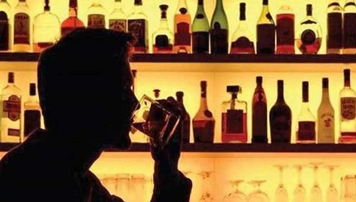 राज्य सरकारने विदेशी मद्यावरील शुल्क केला निम्म्याने कमी