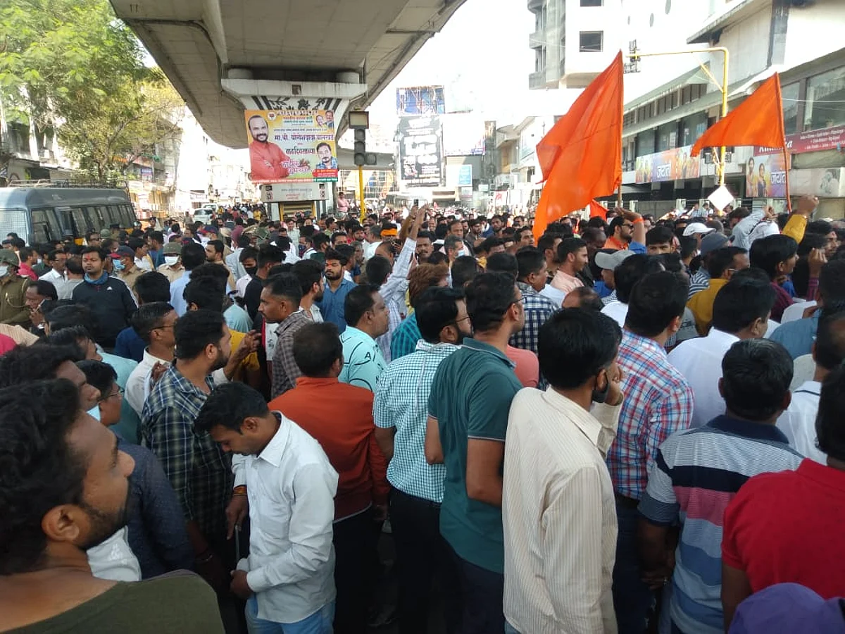 अमरावती : नमुना गल्लीमध्ये एका गटाने काढली शस्त्र, तर दुसऱ्या गटाची दगडफेक