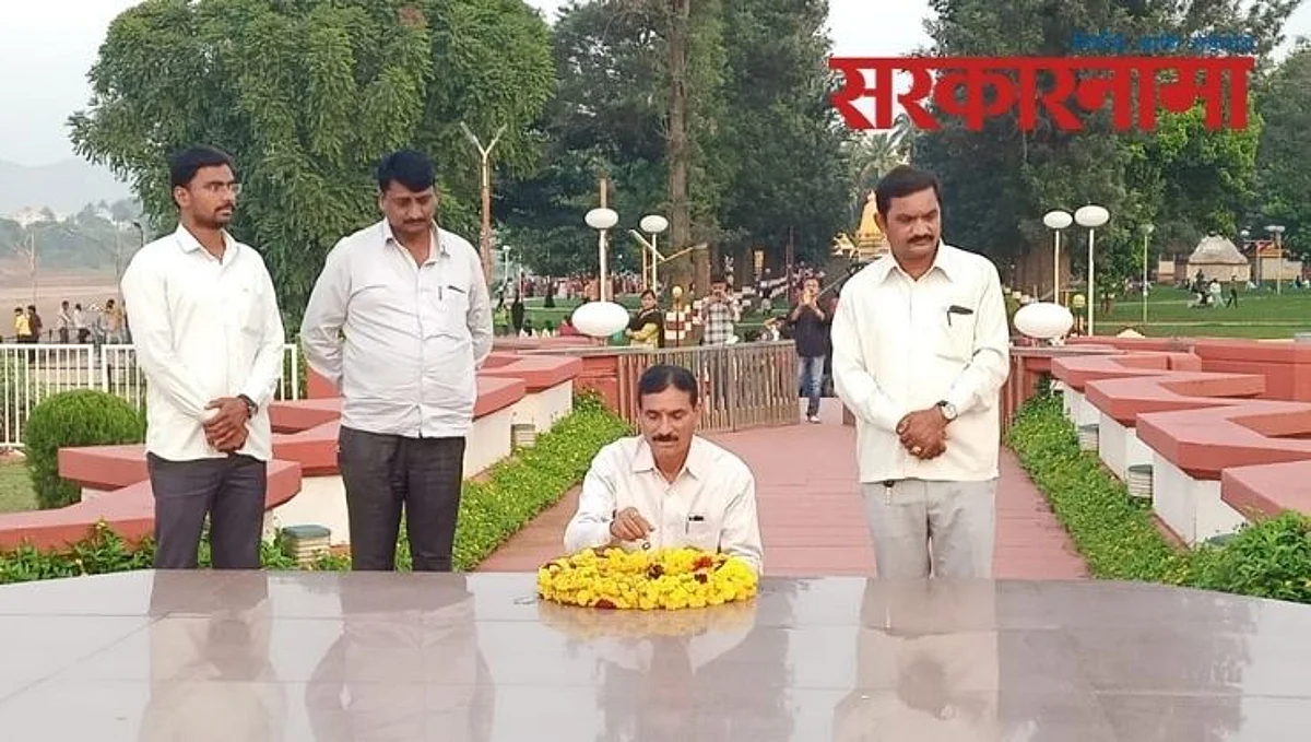यशवंतरावांच्या समाधीवर पद्मश्री ठेवून पोपटराव पवारांनी केले अभिवादन